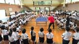 プロ卓球選手のスマッシュに歓声　小学校で卓球プロ選手らが出前授業「すごく速くてびっくり」　鹿児島・鹿屋市|TBS NEWS DIG