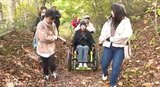 障がいの有無にかかわらず観光を楽しんで…地域挙げてユニバーサルツーリズムに取り組む戸隠で学生がアウトドア用の車いすを体験　|　SBC NEWS | 長野のニュース | SBC信越放送