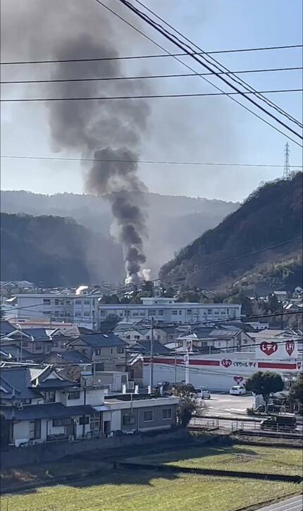 住宅から黒煙 高齢者1人と連絡とれず 消火活動続く | 愛媛のニュース