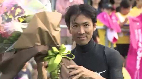 【ラストジャンプ】「風に乗って地元の空を飛べた…すごく気持ちいい1本だった…！」現役引退するノルディックスキー複合・渡部暁斗さん…地元の長野・白馬村で臨む「みんなの思い背負ったジャンプ！」と子どもたちも感動！|TBS NEWS DIG