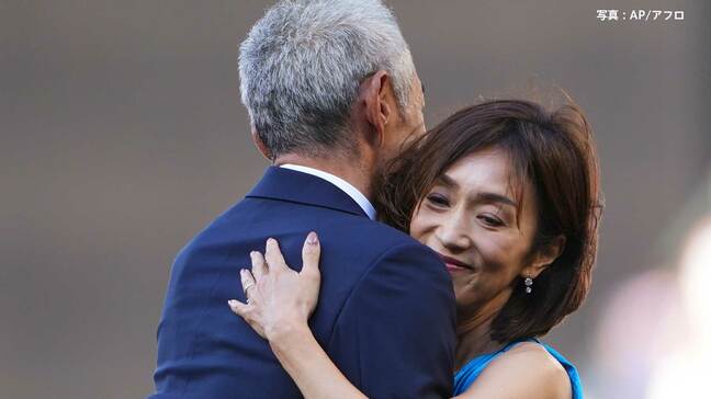 イチロー、弓子夫人とハグ 永久欠番の豪華式典に本拠地は大歓声!マリナーズカラーのネクタイで登場|TBS NEWS DIG