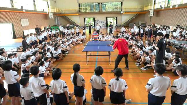プロ卓球選手のスマッシュに歓声　小学校で卓球プロ選手らが出前授業「すごく速くてびっくり」　鹿児島・鹿屋市|TBS NEWS DIG