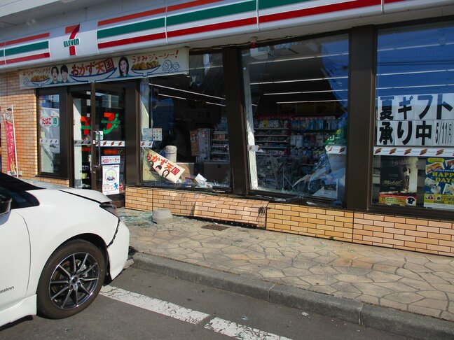 コンビニに60代後半男性の乗用車が突っ込む　発進時の「アクセルとブレーキの踏み間違い」か　けが人なし　北海道旭川市|TBS NEWS DIG