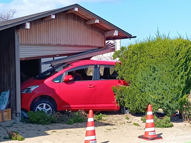 民家倉庫に車が突っ込む…1人が意識不明の重体　通学時間帯直前の事故…現場は小学校近く、「グリーンベルト」もある通学路【現場写真あり】|TBS NEWS DIG