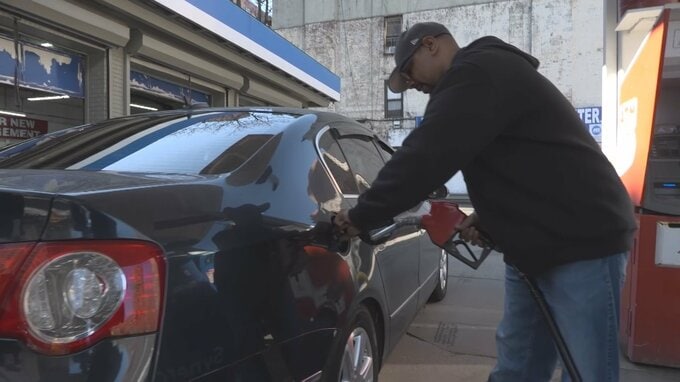 ニューヨーク原油は高値から急落もガソリン高　NY市民「満タンでなく半分」