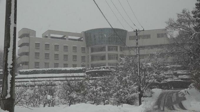 除雪機の吸い込み口に雪が詰まって…右手挟まれ人差し指骨折の重傷　53歳介護職員の男性　富山・氷見市　|　富山のニュース｜天気・防災｜チューリップテレビ