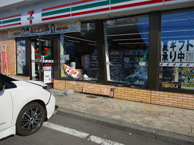 コンビニに60代後半男性の乗用車が突っ込む　発進時の「アクセルとブレーキの踏み間違い」か　けが人なし　北海道旭川市|TBS NEWS DIG