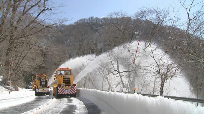 青空に舞い上がる雪…「大山環状道路」で除雪作業　道路脇には1mの雪の壁…例年よりは低め　山にも春の足音|TBS NEWS DIG
