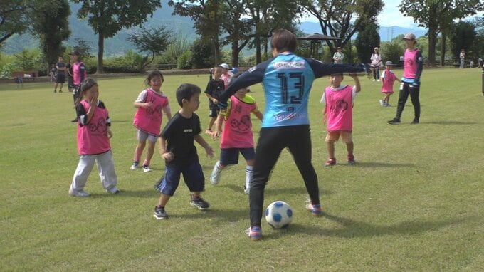 「一番は楽しむこと」　子どもたちを指導　FCふじざくら山梨の選手によるサッカー教室|TBS NEWS DIG
