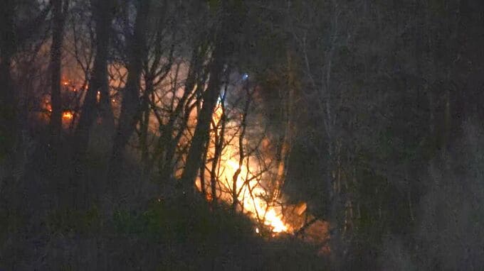 【速報】「家の裏の土手が燃えている」山肌に赤い炎　諏訪市で山林火災　消火活動始まる　けが人の情報なし　長野|TBS NEWS DIG