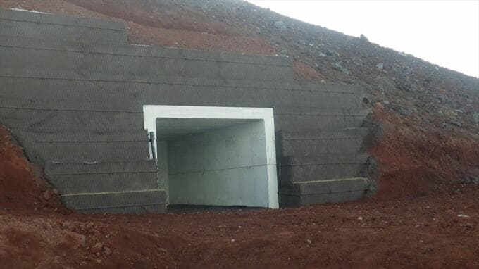 富士山　135人が入れるシェルター　下山道に2基設置が完了　財源は登山者の通行料　2031年度までに13基の方針　　|　山梨のニュース | ＵＴＹテレビ山梨