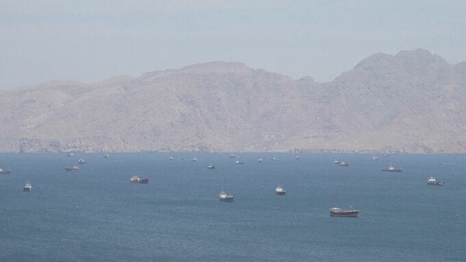 ホルムズ海峡に停泊中の韓国貨物船で爆発・火災　人命被害なし　トランプ大統領「イランが攻撃」
