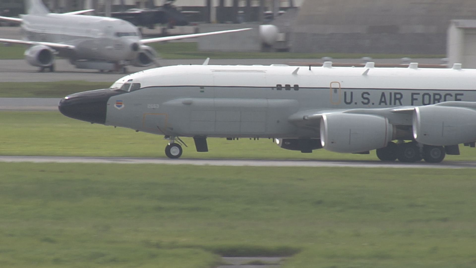 アメリカ空軍ミサイル観測機「コブラボール」が嘉手納基地に飛来 | TBS