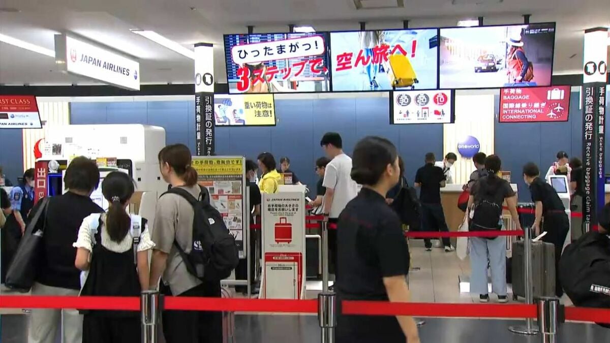 思いで胸にＵターン　空港の出発ロビー混雑