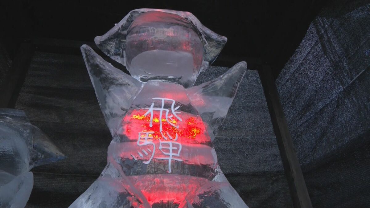 “躍動感のあるウマ”や“さるぼぼ”など…ホテルの調理師たちが手掛けた大小さまざな氷の彫刻を展示『氷と灯りの祭典』 岐阜・高山市　