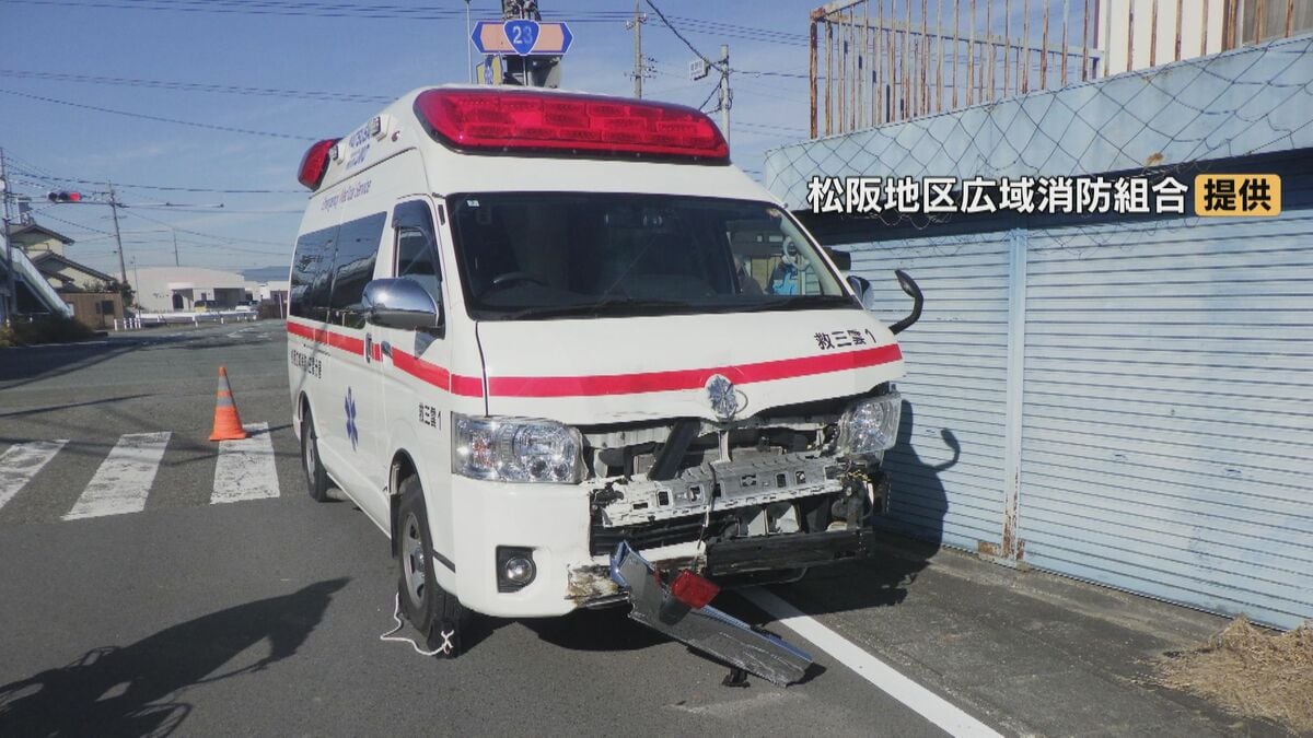 患者搬送中の救急車が絡む事故 交差点で軽自動車と出合い頭に衝突 軽自動車と接触した車の1人が軽傷 三重・松阪市