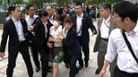 「これは私たちの物語だ…」首相にヤジを飛ばして警察に排除された若者たち 映画『ヤジと民主主義 劇場拡大版』を観た女性が涙する理由|TBS NEWS DIG