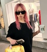 【 倖田來未 】 「ヘアー おメンテナンス」 ピンク髪のオフショットに反響 「くぅちゃん可愛すぎる❤」「ピンクヘアーキレイすぎる」|TBS NEWS DIG