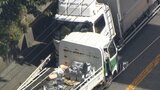 道路にシンナーが流出　トラック2台と乗用車が衝突する事故　積荷の一斗缶が破損 20~30mに渡り漏れ出す　岐阜・各務原市|TBS NEWS DIG