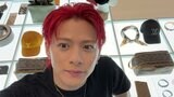 【 Number_i・平野紫耀 】 「特別に作ってもらったトランクも展示」 ルイ・ヴィトンの展覧会を訪問 鮮やかな赤髪姿が話題に 「赤似合ううう!!最高」「赤髪やばすぎるよ」などの声|TBS NEWS DIG