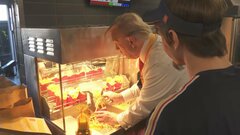 トランプ前大統領がマクドナルドでフライドポテトを揚げる　アルバイト体験に「私はハリス副大統領より15分間長くマクドナルドで働いた」| TBS CROSS DIG with Bloomberg