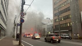 【速報】北海道函館市中心部の2階建ての建物で火災 消防車14台が出動して消火中 現場は繁華街の近く 大量の煙で周囲騒然|TBS NEWS DIG
