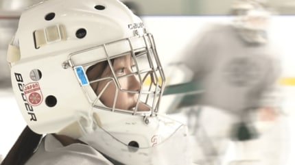 普段は『おっとり』した女子高生でも…マスクを被ると氷上の『ヒーロー