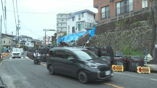 のり面崩落の県道24号沿い 29日正午から片側通行に 近くの自動販売機は売上半減|TBS NEWS DIG