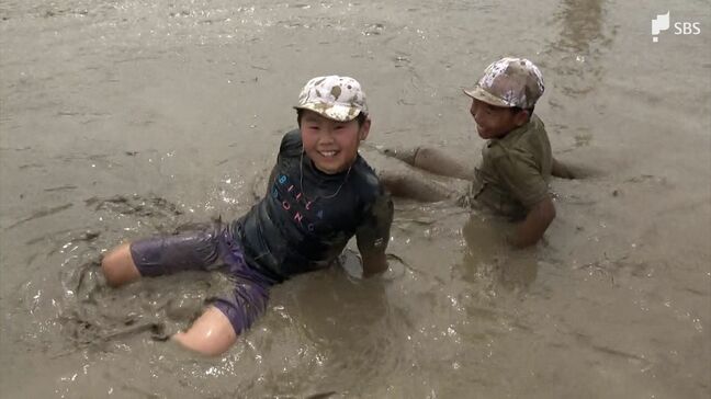 「すごく暴れて顔も泥だらけ」児童が田んぼで“どろリンピック” 鬼ごっこで田植え前の代掻き効果 静岡・下田市の小学校|TBS NEWS DIG