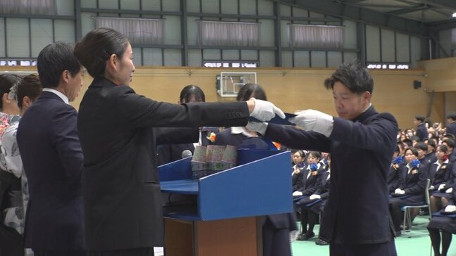 新天地での活躍を応援　県内で最も早い卒業式　卒業生が学び舎巣立つ　山梨・日本航空高校|TBS NEWS DIG