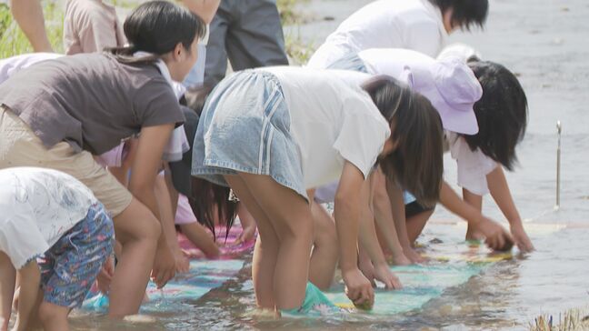 加賀友禅を川で洗い流す“友禅流し” 夏休み中の子供たちが体験|TBS NEWS DIG