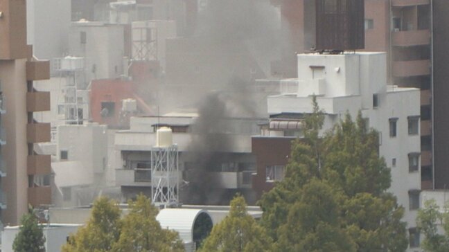 「何回か爆発する音がした」住民は必死で避難… 「7階建ての4階から炎」通報多数 広島市中区で火事 小学生含む親子2人けが ビルの窓から黒煙|TBS NEWS DIG