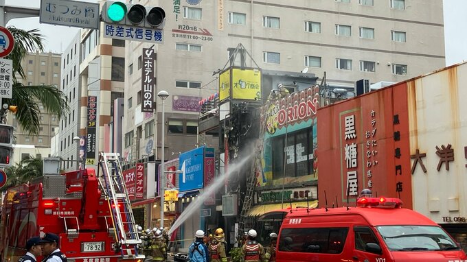 国際通りの中心地で炎があがる　店舗が激しく燃える火事で現場規制|TBS NEWS DIG