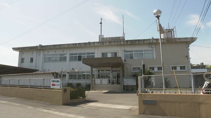 建設現場でコンクリートが固まる前に打ち込まれた鉄ポールを倒す　４０代の女を器物損壊容疑で逮捕|TBS NEWS DIG