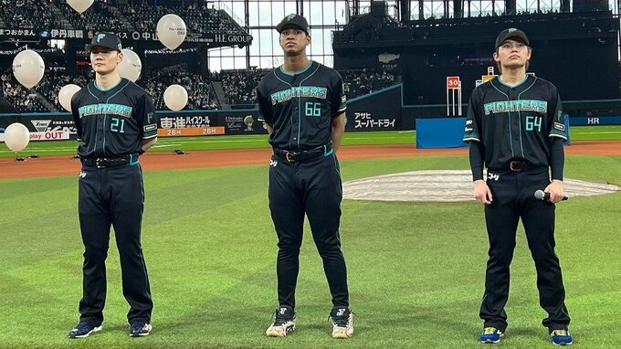 【日本ハム】来季のエスコン4月限定ユニフォームを発表　高級感のあるブラックをベースに天然芝のグリーンをアクセント　ファン感謝イベントで清宮、万波、田宮が着用し登場|TBS NEWS DIG