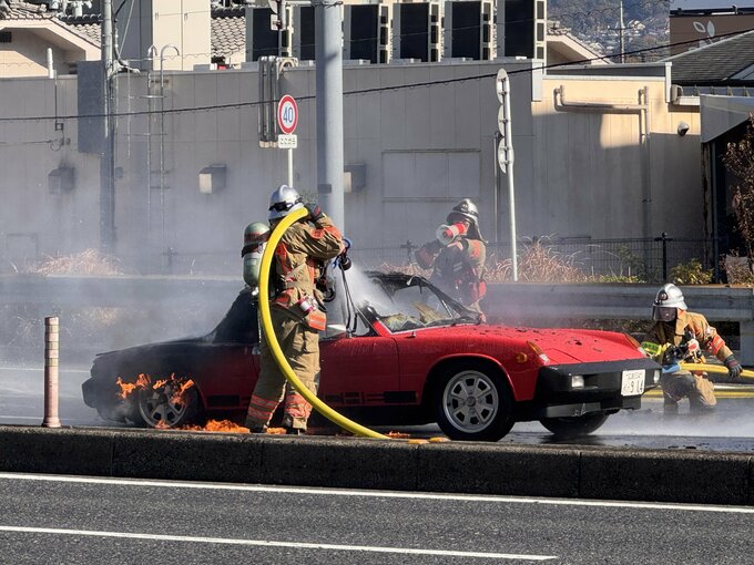 「車が燃えている」スポーツカーが炎上　運転手は自力脱出しけがなし　広島市の国道54号　現場付近は通行規制も　　|　RCC NEWS | 広島ニュース | RCC中国放送