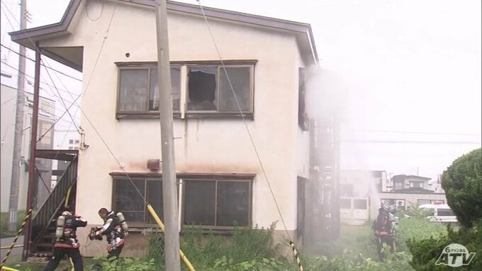 【詳報】アパートの1室が全焼の火事　自分が暮らすアパートの2階の部屋に放火した疑いで79歳の女を逮捕　警察は裁判員裁判の対象として女の認否を明かさず　青森市|TBS NEWS DIG