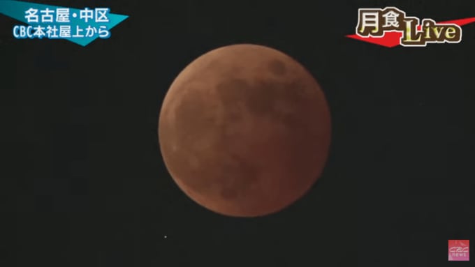 442年ぶり天体ショー 皆既月食+惑星食 前回は織田信長も見た？「本能寺の変」2年前以来の“歴史的瞬間” 午後6時9分に月が欠け始める|TBS NEWS DIG