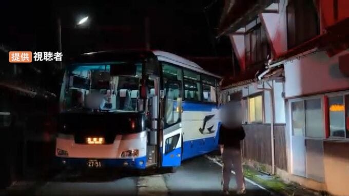 54人乗り高速バスが交通事故 割れた窓ガラスで乗客2人が軽傷 浜田道夜間通行止めで下道に迂回…狭い道を左折しようとして建物の屋根にぶつかる | BSSニュース | BSS山陰放送