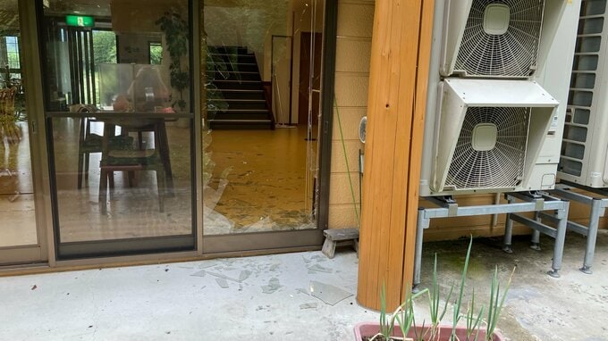 窓ガラス割りクマが侵入　早朝の高齢者介護施設　入所者らにけがなし　南会津町田部　福島|TBS NEWS DIG