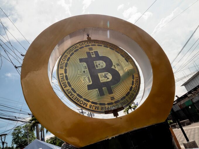 ビットコイン、10万ドルの大台目前に踊り場－楽観論見極める動き