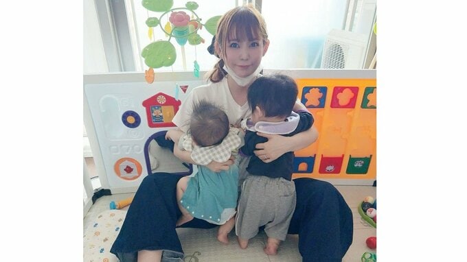【 中川翔子 】双子ふたりとも“つかまり立ち”成功「毎日進化してる！」「なんだか兄弟っていいなぁ」|TBS NEWS DIG