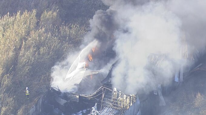 埼玉・吉川市の廃材置き場で火災　男性1人搬送、けがの程度不明　消火活動中|TBS NEWS DIG