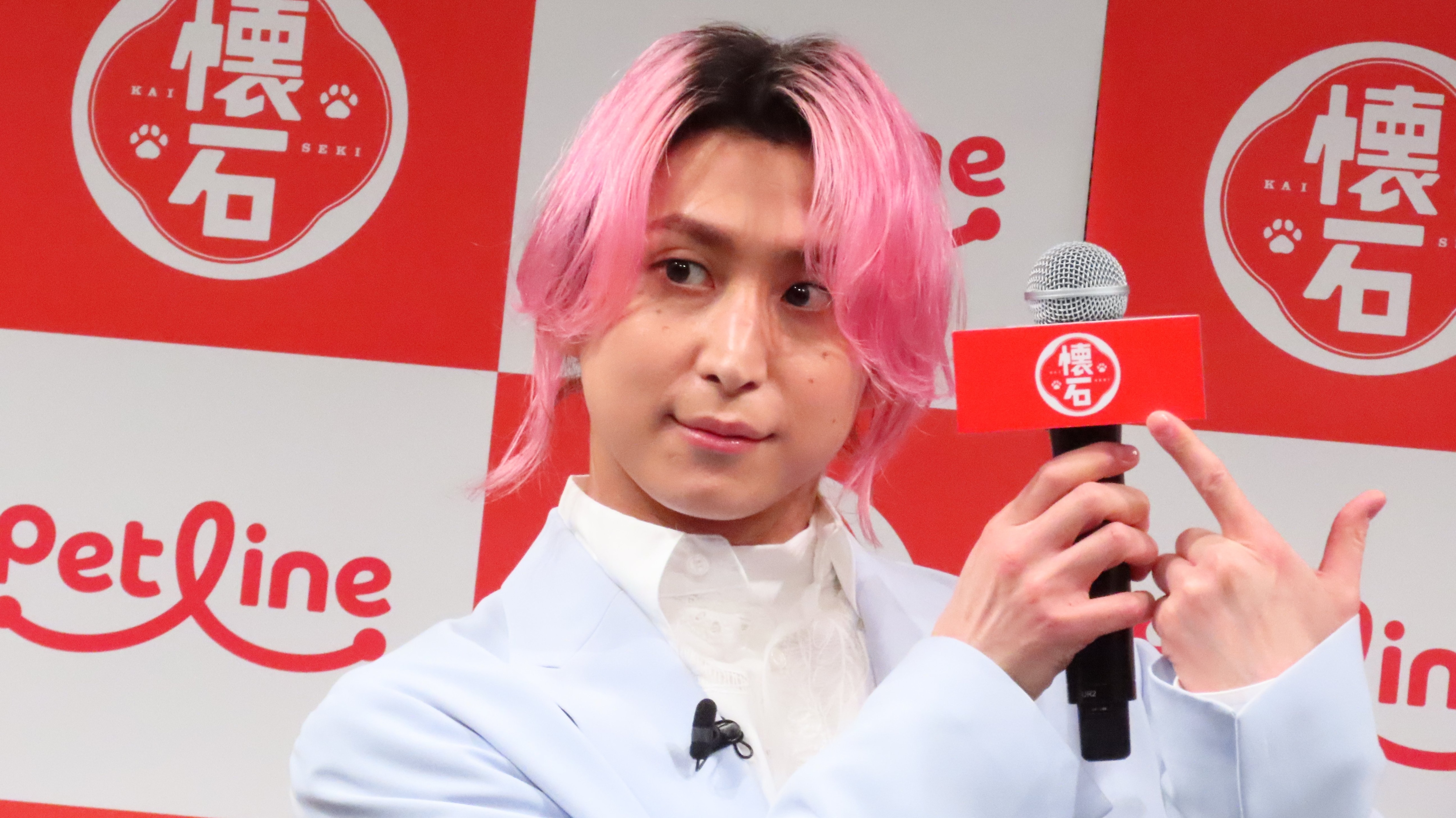 Snow Man・佐久間大介】CMで共演した犬にメロメロ 丸見えのお尻を手で