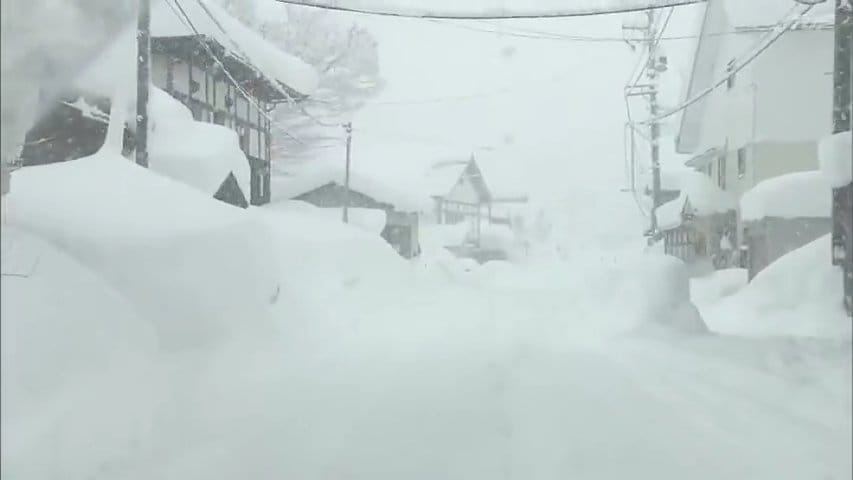 今回は異常だな」24時間降雪量全国一の金山町 只見町は雪まつりの雪像