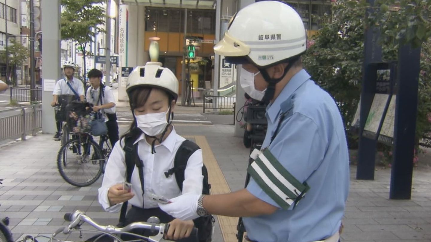 自転車のヘルメット着用推進へ“誉めるメット作戦”　自転車利用者に「ヘルメット着用賞」と書かれたシールをプレゼント