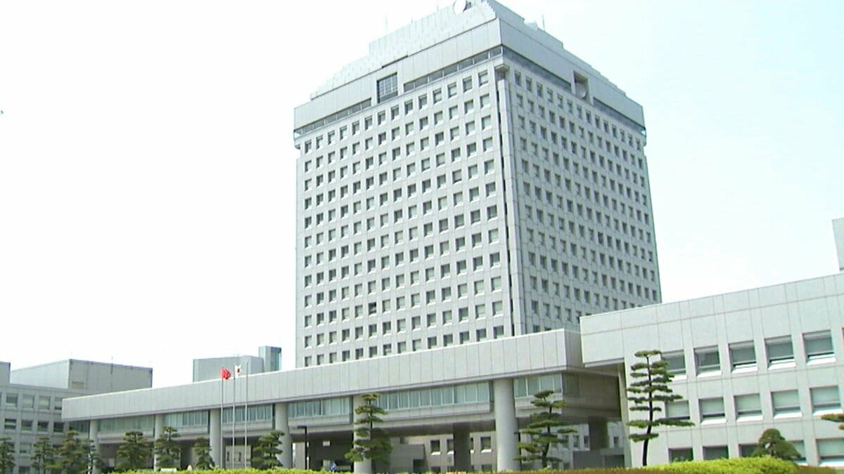 サムネイル_男性職員の下腹部に鈴とひもを付け懇親会の参加者に拝むなどを促す“セクハラ”で処分　新潟県の50代女性課長