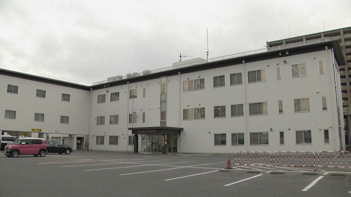 住宅の室内で首から出血した男性発見　男性死亡