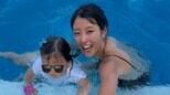 【 岡副麻希 】　台風で旅行キャンセルも家族でプール満喫　2歳長女と「『さんぽ』を歌いながら水中散歩もできました」ショットに反響|TBS NEWS DIG