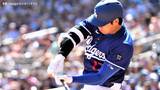 大谷翔平 内角高めを上手くさばきライト線へツーベース、自打球が股間付近に直撃し、膝から崩れ落ち悶絶する姿も|TBS NEWS DIG